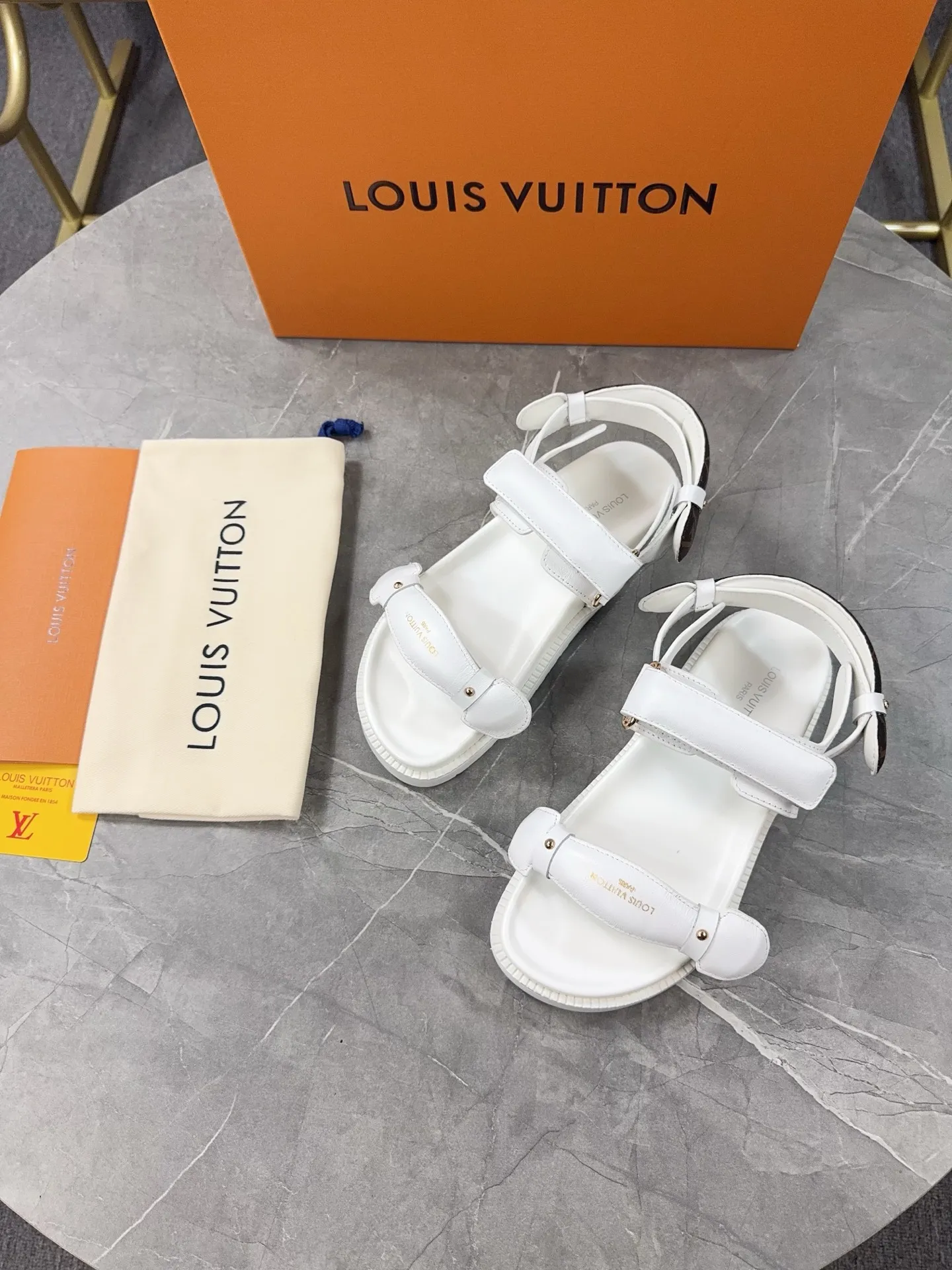 👟👟Ex-factory price 460👟👟 🌈LV | Louis Vuitton 🧡💚2025 spring and summer new style top version‼ ️The original version is the same. The counter focuses on the latest new beach shoes. Hard goods are new🆕 ❥Purchase level! Full of high-end feel! A popular model among bloggers at home and abroad, it’s retro and fashionable and looks amazing on your feet! Mainly recommended models on the official website★ ━━━━━ ЅᏇєєt ━━━━━ ▪️Upper: original customized leather ▪️Inner lining: cow lining ▪️Outsole: high-end rubber PU combination outsole ▪️Shoe size: 35-45